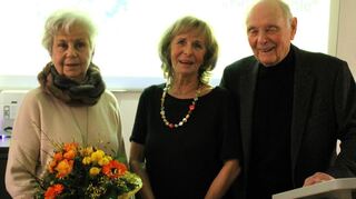 Pauline Schöneck (Mitte) mit Laudatorin Barbara Rüweler und Kurator Rainer J. Roth bei der Ausstellungseröffnung.