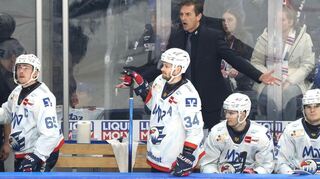 Adler-Trainer Dallas Eakins verbringt die nächsten Tage bei seiner Familie in Kalifornien.