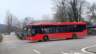 Seit dem Fahrplanwechsel im Dezember gibt es für Eltern aus Wald-Erlenbach, Mittershausen/Scheuerberg und Sonderbach viel Grund zur Klage, hier ein Bus an der Kirchhäuser Eichendorff-Schule.