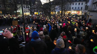 Zwischen 400 und 600 Menschen kamen am Sonntagabend zur Kundgebung für Demokratie und bildeten gemeinsam eine Lichterkette.