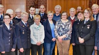 Langjährige Mitglieder wurden vom Vorsitzenden Christoph Röll, Bürgermeister Helmut Glanzner, Markus Stracke und Heiko Schäfer mit Urkunden, Ehrennadeln und teilweise Blumen ausgezeichnet.
