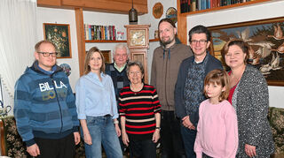 Fritz Lehrian (Dritter von links) an seinem 90. Geburtstag mit den Gratulanten (von links) Pastor Manuel Schnee, Tochter Andrea Krätzig, Gisela Lehrian, Pfarrer Jan Scheunemann, Steffen Lehrian mit Enkelin Tabea und Anja Lehrian.