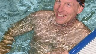 Thomas Kissel gehört zu den Einhäuser Bürgern, die regelmäßig im Einhäuser Hallenbad ihre Bahnen ziehen. Zur Eröffnung hatte er seine Tochter Eva mitgebracht, die das Schwimmtraining der DLRG besucht.
