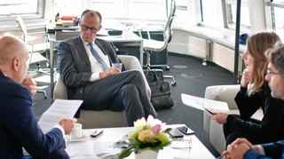 Friedrich Merz beim Interview mit Jochen Gaugele (v.l.), Julia Emmrich und Sébastien Vannier.