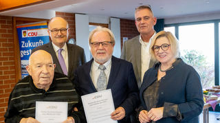 Joachim Glanzner und Heinz-Dieter Freudenberger (mit Urkunden) wurden für 60 beziehungsweise 55 Jahre Mitgliedschaft vom Bundestagsabgeordneten Michael Meister (hinten links), der Landtagsabgeordneten Birgit Heitland sowie dem Ortsvereinsvorsitzenden Matthias Utermann (rechts hinten) geehrt.