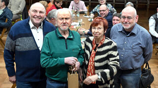 Rudolf Homberger (Zweiter von links) wurde für 60 Jahre Mitgliedschaft im Zwingenberger Gesangverein ausgezeichnet. Es gratulierten (v.li.) Heinz Ritsert (Vorsitzender Sängerkreis Bergstraße), Katharina Ziemann (zweite Vorsitzende Sängerkranz) und Andreas Mayer (Vorsitzender Sängerkranz).