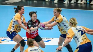 Mit vereinten Kräften kümmern sich gleich vier Flames-Spielerinnen um THC-Angreiferin Natsuki Aizawa; insgesamt offenbarten aber beide Teams Lücken in der Abwehr, was zum Endstand von 36:35 führte.