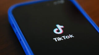 <p>Das Logo der TikTok-App auf einem Smartphone.<br></p>