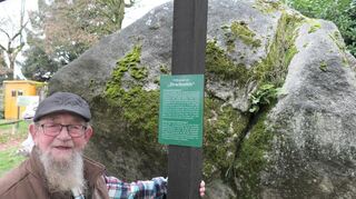 Klaus Mohr vor dem sogenannten Drachenfelsen. Der tonnenschwere Granitblock hatte sich vor 15 Jahren am Burghang gelöst und war in den Lindenfelser Kurgarten hinuntergerutscht.