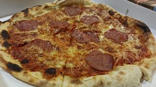 Der fluffige und knusprige Teig dieser Salami-Pizza kam besonders gut bei den Testern im Medienhaus an.