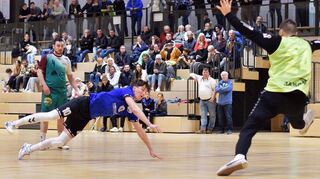 Lukas Kamer, der hier nervenstark einen wichtigen Siebenmeter zum 22:20 verwandelt, war der erfolgreichste Heppenheimer Torschütze beim Derbysieg gegen die HSG Fürth/Krumbach.
