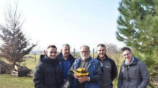 Zum Abschied bekam der scheidende stellvertretende Jugendleiter auf Rainer Schumachers Gelände Blumen und Geschenke von zwei seiner ehemaligen Schützlinge überreicht (von links): Alexander Glanzner, Werner Glanzner, Sebastian Schumacher, Lars Markert und seine Nachfolgerin Stefanie Seitz.