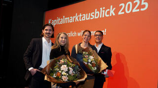 Kapitalmarktausblick 2025 der Sparkasse Bensheim: Zum Abschluss der Veranstaltung überreichten Referentin Gertrud Traud (2.v.l.), Vorstandsvorsitzender Johannes Erich Schulz (r.) und Vertriebsvorstand Sebastian Rösel eine Spende in Höhe von 5.000 Euro an Katharina Naegele vom Familienzentrum Bensheim.