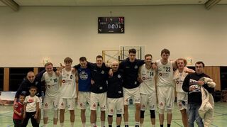 Abgekämpft, aber glücklich feierten die Spieler des VfL Bensheim den wichtigen Sieg im Abstiegskampf gegen Söflingen.