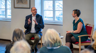 Der unabhängige Bürgermeisterkandidat Stefan Juchems (Bündnis 90/Die Grünen), der von GUD und SPD unterstützt wird, hatte zu einem Talk in den Diefenbachsaal eingeladen. Juchems (li.) beantwortete auch Fragen aus dem Publikum. Moderiert wurde die Veranstaltung von Linda Frey (re.).