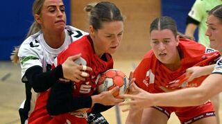 Nach hartem Kampf haben sich die Junior-Flames in Köln durchgesetzt, wobei Dionne Visser (am Ball) das Siegtor gelang; re. Johanne Borrmann