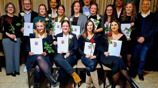 Die neuen Lehrkräfte für den Schulamtsbezirk Bergstraße-Odenwald bei der Zeugnisübergabe. Glückwünsche gab es unter anderem von Uwe Setzer (Leiter des Studienseminars, rechts) und Christoph Draudt (Personalratsvorsitzender, 3. v. rechts)