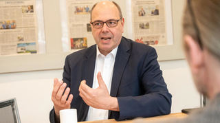 Bürgermeisterkandidat Stefan Juchems beim Gespräch mit der BA-Redaktion in seinem Wahlkampfbüro.