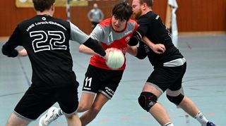 Für Finn Fischer (Mitte) und die HSG Bensheim/Auerbach wird es nach dem Derbysieg in Lorsch (links Leonhard Albert, rechts Sebastian Wachtel) auch im Heimspiel gegen Erbach auf die Durchschlagskraft am Kreis ankommen.