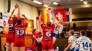 Vor allem in der ersten Halbzeit stand die Flames-Abwehr kompakt; hier stellt sie einen Block gegen Blombergs Nationalspielerin Nieke Kühne.
