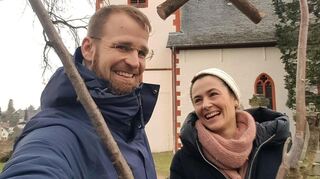 Pfarrer Lukas von Nordheim und seine Frau Mareike haben auch dieses Jahr wieder den „Valentinsweg“ vorbereitet.Bild: Kirche