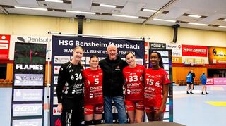 Flames-Geschäftsführer Michael Geil (Mitte) gab nach dem Heimsieg der HSG Bensheim/Auerbach gegen Blomberg vier Vertragsverlängerungen bekannt: (v.l.) Helen van Beurden, Isabell Hurst, Lucie Kretzschmar und Ndidi Agwunedu bleiben (mindestens) ein weiteres Jahr.