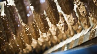 Schokolade tropft im Eis-Werk in Heppenheim bei der Produktion von Eis der Marke Magnum herab. Der Mutterkonzern Unilever will die Sparte abspalten.