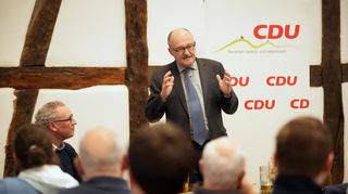 Meister kritisierte beim Bierdeckelstammtisch der CDU fehlendes Wirtschaftswachstum und die steigende Arbeitslosigkeit.