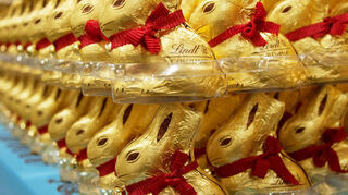 Lindt-Goldhasen stehen in einem Geschäft. Der Schweizer Hersteller Lindt & Sprüngli hob die Schokoladen-Preise bereits vergangenes Jahr an – und kündigte für 2025 eine weitere Erhöhung an.