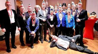 Ein großes Aufgebot ehemaliger Schirmherren und -frauen versammelte sich bei der Ordensverleihung um den diesjährigen Schirmherren der Heppenheimer Straßenfastnacht Robin der Münz-Magier alias Robin Chatterjee (mit Zylinder). Der Orden zeigt ihn mit Zylinder und Sparschwein.