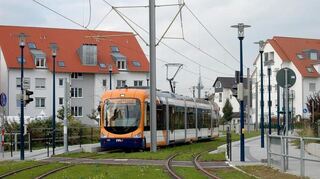Eine rnv-Straßenbahn in MA-Neuhermsheim.