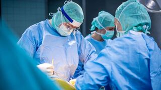 Eine Operation im SRH Klinikum Karlsbad-Langensteinbach. Bei SRH arbeiten Menschen mit 99 Nationalitäten in der Gesundheitssparte.