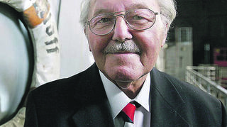 Überlebender Heinz Schön 2007, links Rettungsring der "Gustloff"