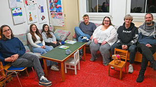 Die "Jungen Teamer" werden von Laura Koob (Dritte von rechts) geleitet. Die Gruppe unterstützt Pfarrer Jan Scheunemann (rechts).
