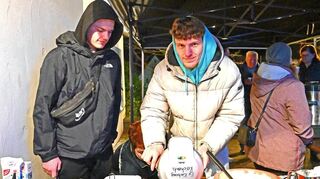 Bei Festen, wie hier bei der "Nacht der Kirchen", wirken die "Jungen Teamer" mit. Ihre Einnahmen werden für die Jugendarbeit verwendet.