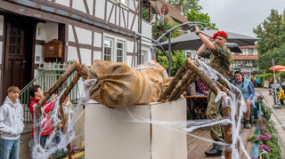 Im Jahr 2022 war die Hysterie um die Nosferatu-Spinne so groß, dass sie sogar Motivwagen zierte – wie hier bei der Schlierbacher Kerb.