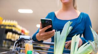 Wer eine Supermarkt-App nutzt, kann leichter Angebote finden und so Geld sparen – dafür gibt man aber auch oft sensible Daten preis.