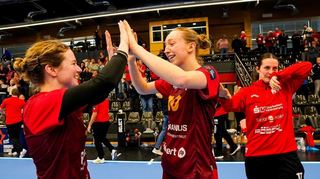 Die Flames (links Amelie Berger, rechts Matilda Ehlert) bejubelten nach dem 32:30 gegen Ballklubb den Einzug ins European-League-Viertelfinale.