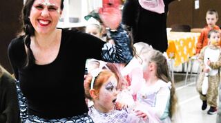 Angeführt von Isabel Eich und Ramona Degenhardt lief eine Polonaise durch die Sitzreihen bis zur Bühne.