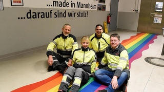 (V.l.): Sven Strietter, Nadine Haaß, Christopher Bee und Mario Kuret im „Regenbogen-Raum“. MIndestens einmal die Woche ist jeder Beschäftigte hier bei einem Update-Meeting über aktuelle Standort-Themen dabei.