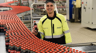 Betriebsleiter Christopher Bee an einer der drei großen Abfüllanlagen im Mannheimer Werk.