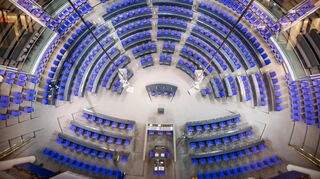 Blick in den leeren Plenarsaal des Bundestages. Nach der Reform des Wahlrechts ist die Größe des Parlaments auf 630 Abgeordnete begrenzt.