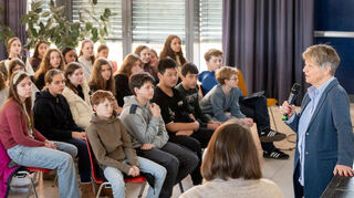 Die Bensheimer Bürgermeisterin Christine Klein stand den Schülerinnen und Schülern der Jahrgangsstufe 7 am Goethe-Gymnasium in einer Fragerunde in der Mensa Rede und Antwort.