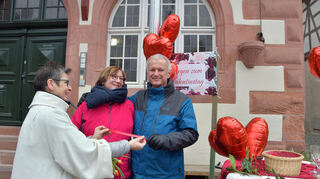 Gemeindereferentin Silvia Schoeneck hat unter anderem Sabine und Claus Schmidtmeyer vor dem Rathaus den Valentinssegen gegeben. Bild: Dagmar Jährling
