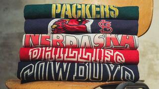 Der Secondhand-Laden „Double Double Vintage“ kauft und verkauft eine Auswahl an Klamotten aus den 1990ern und 2000ern.