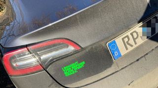 Ein Tesla mit Anti-Elon-Sticker, gesehen auf einem Parkplatz am Deidesheimer Wald. „I bought this before Elon went crazy“ heißt sinngemäß übersetzt: "Ich habe diesen Tesla gekauft, bevor Elon durchgedreht ist".
