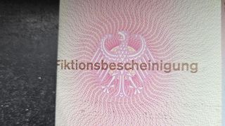 Eine sogenannte Fiktionsbescheinigung erlaubt M. aus Bensheim einen Aufenthalt in Deutschland zwischen drei und sechs Monaten. Vor Ablauf muss sie jedes Mal neu beantragt werden - und das, obwohl die alleinerziehende Mutter, die aus dem Kosovo stammt, schon 35 Jahre in Bensheim lebt.