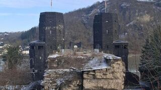 Die beiden linksrheinischen Türme der Brücke von Remagen. Der Blick geht in der Mitte über den Rhein zu den Brückentürmen auf dem Ufer gegenüber.