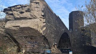 Überrest der einst stolten Brücke: der Brückenbogen zum Land hin, Flutbogen genannt.