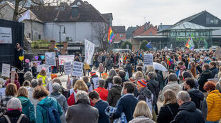 Rund 500 Menschen kamen am Samstag auf dem Beauner Platz zusammen, um für Menschenrechte einzustehen und ein Zeichen gegen Fremdenhass zu setzen.
